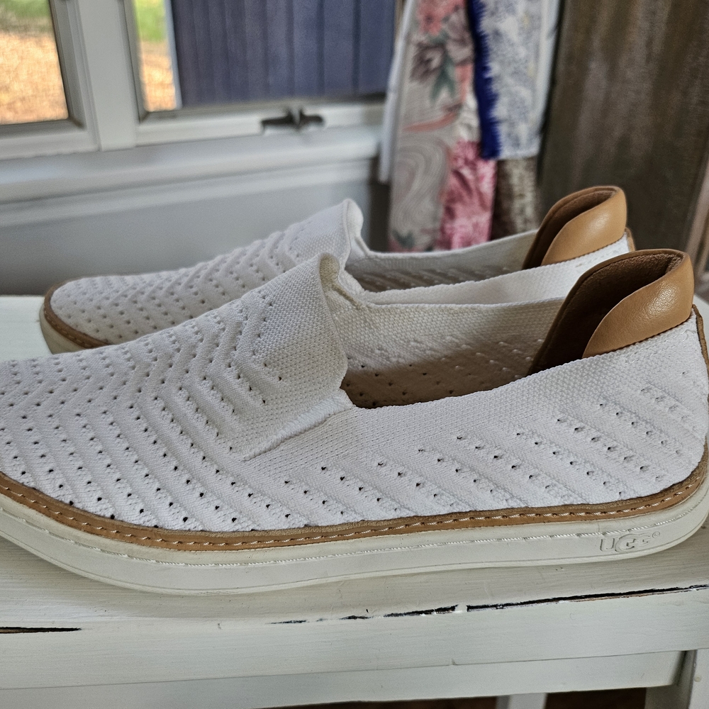 UGG Women's Slip-On Shoes  - Sz 8 - Picture 2 of 7